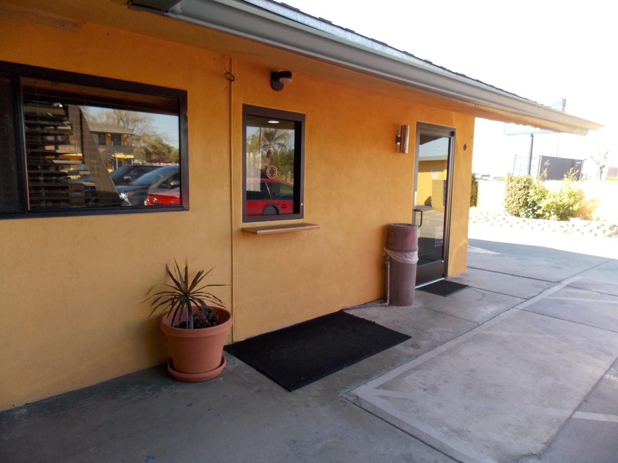Apex Inn Modesto Exterior photo